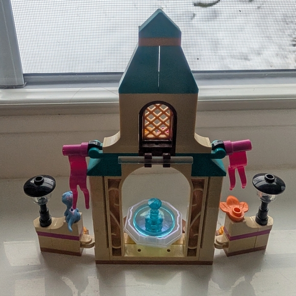 LEGO 43198 Disney Anna's Castle Courtyard Building Toy (Missing Anna) - Picture 5 of 10